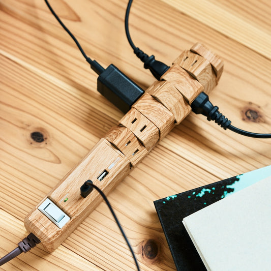 出しておきたい木目調の電源タップ(最大12個口)