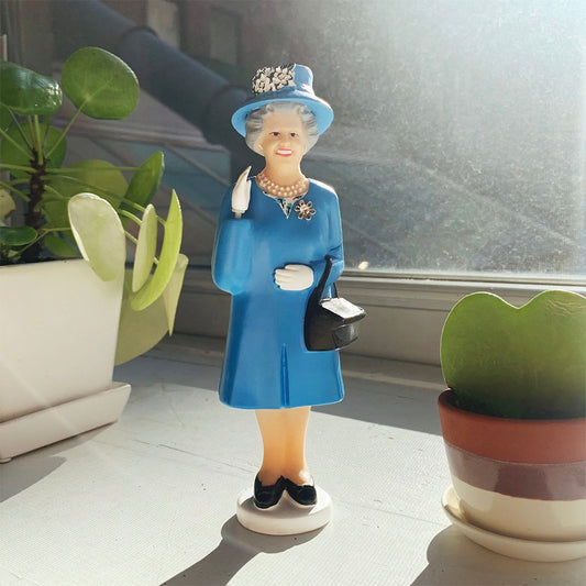 ソーラーで動くお手振り女王陛下