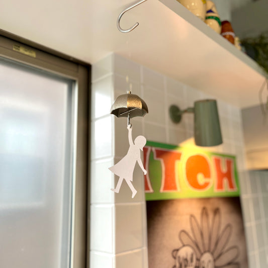 澄んだ音、傘のユーモア、いい夏の予感