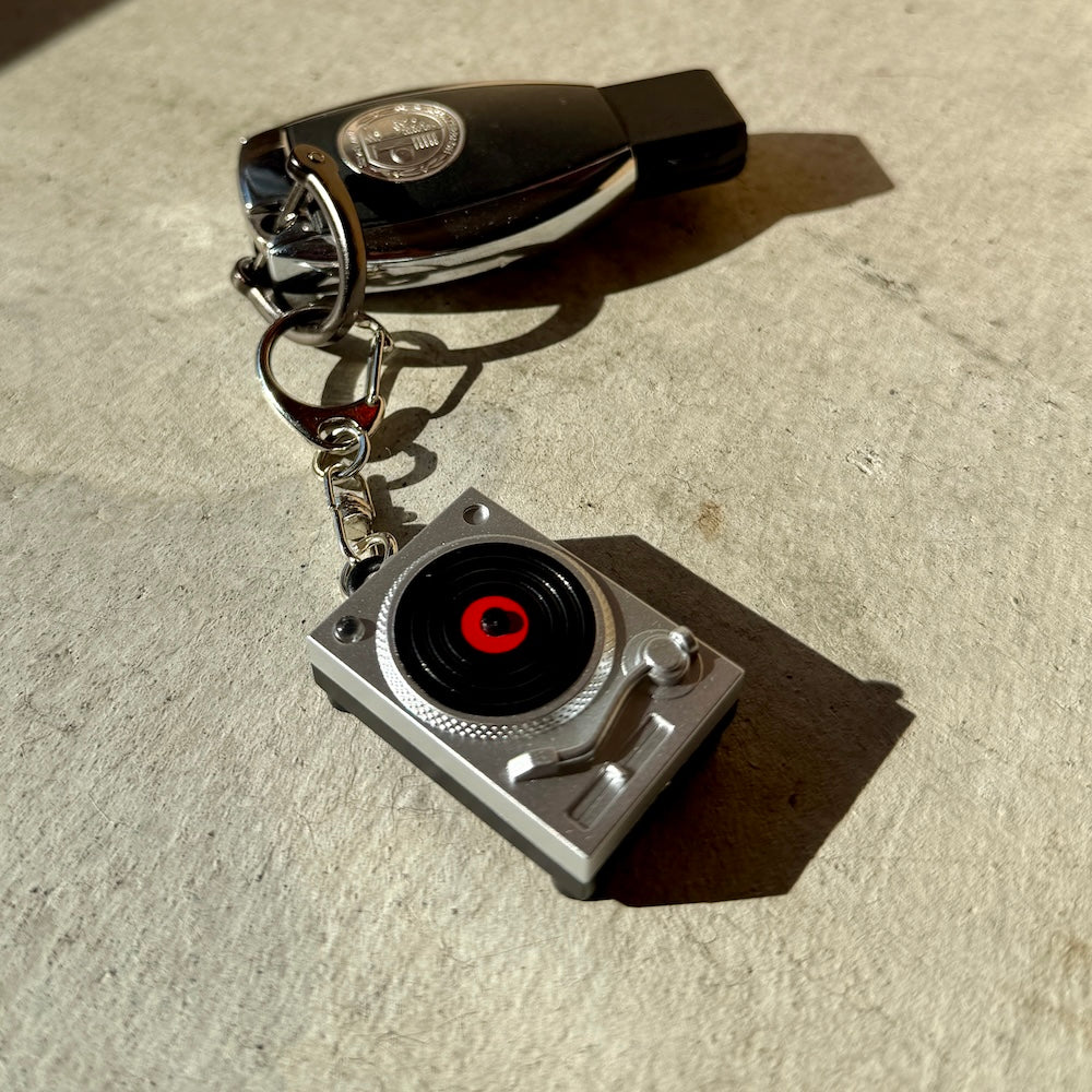 スクラッチしてくるキーホルダー – HATCH