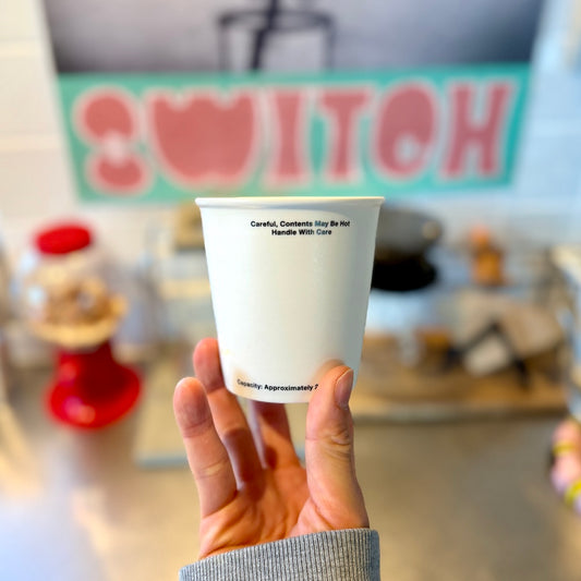 紙コップを模した陶器カップ