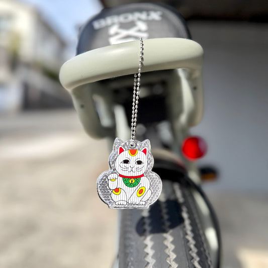 2倍光る招き猫のお守リフレクター(フィンランド製)