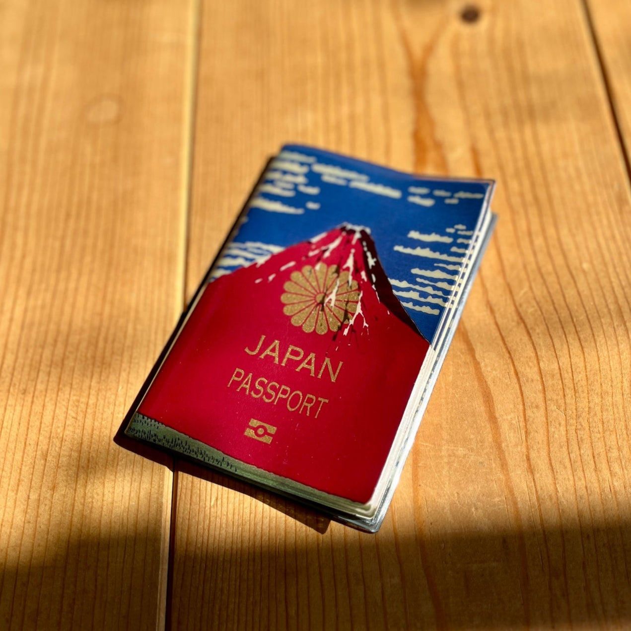 北斎の富士が浮かぶパスポートケース – HATCH