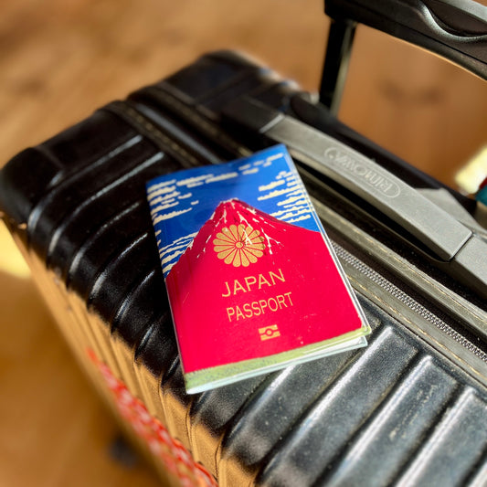 北斎の富士が浮かぶパスポートケース