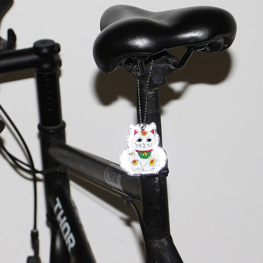 2倍光る招き猫のお守リフレクター(フィンランド製)