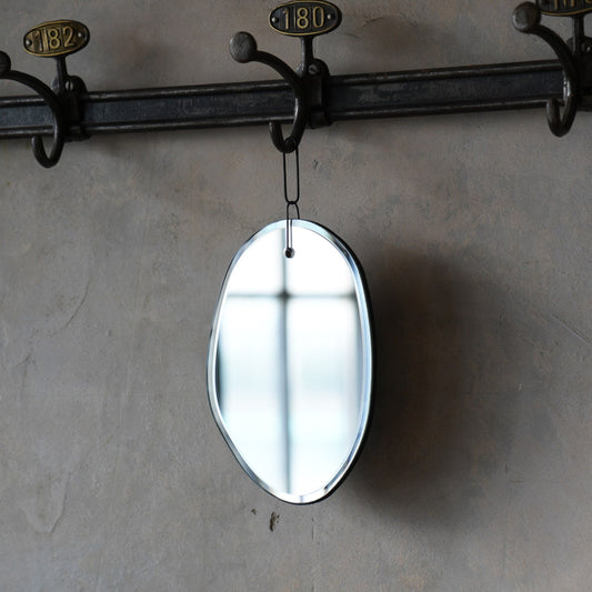 雲のように壁に浮かぶ鏡