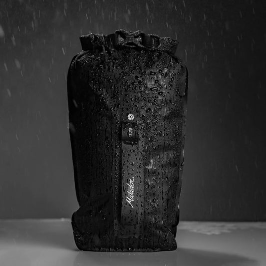 完全防水・超軽量のハイスペックロールトップポーチ