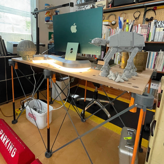 幾何学的で美しいカーペンターテーブル