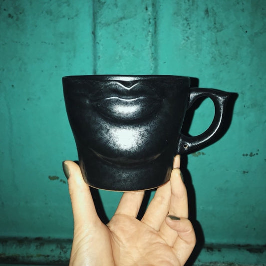 LIPS MUG BLACK