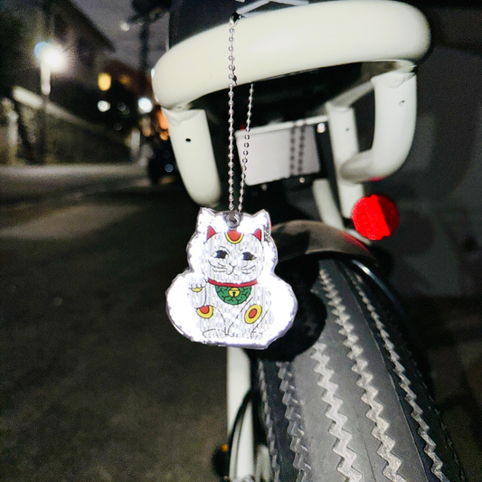 2倍光る招き猫のお守リフレクター（フィンランド製）