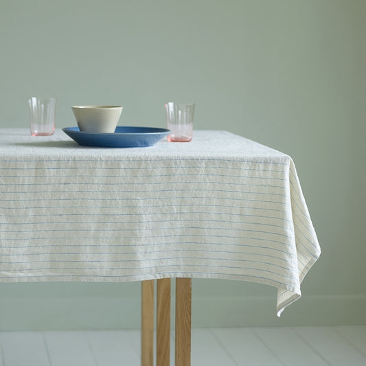 100%ピュアリネンを使用したテーブルクロス / STILLEBEN