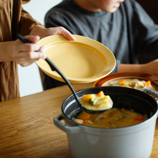 持ちやすい。食べやすい。だから、おいしい。/ Motte plate