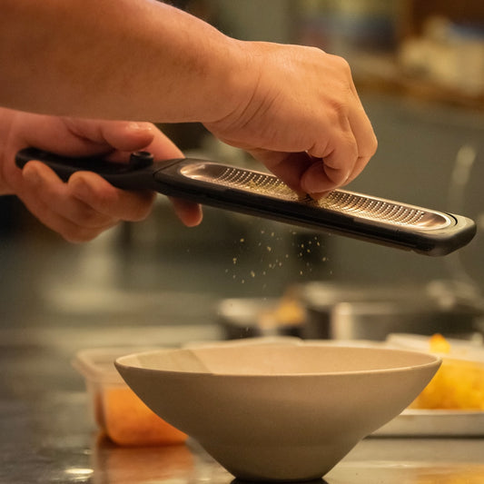 ボタンで食材を落とせるスピードおろし器