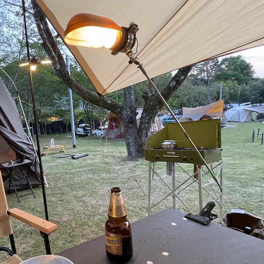 シンプルで神経質で少しインダストリアルな雰囲気を持つライト