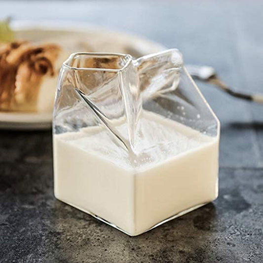 牛乳パックの形をしたグラス