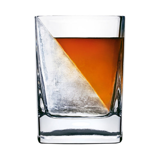氷と一体になるウイスキーグラス